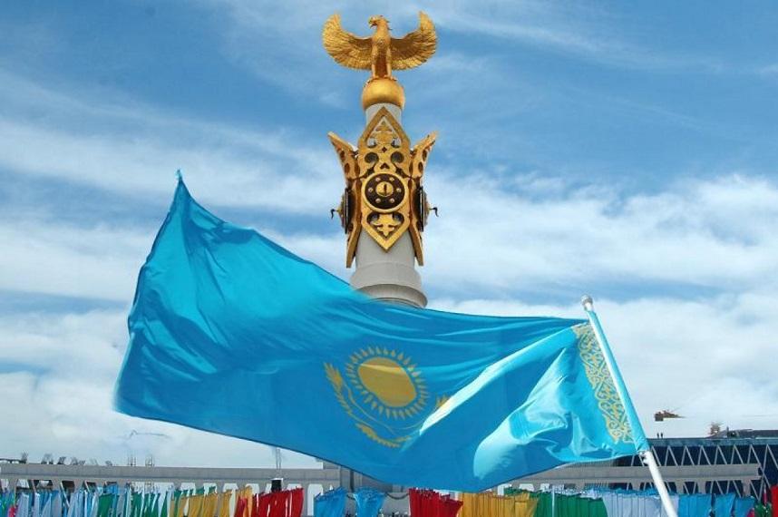 Изображения флагов и гербов национальных округов и регионов, отмечающих праздник