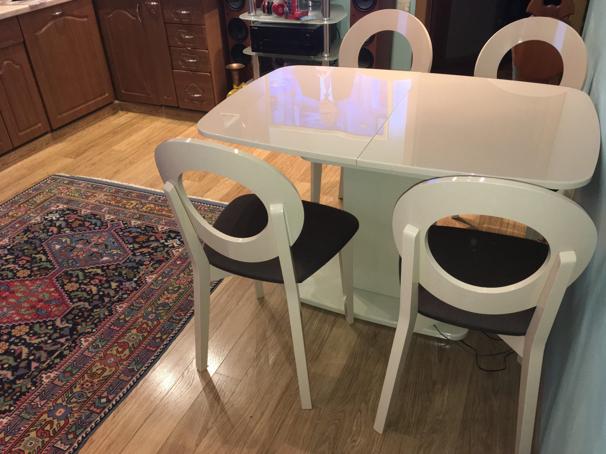 Кухонные столы на фото с различными вариантами опор