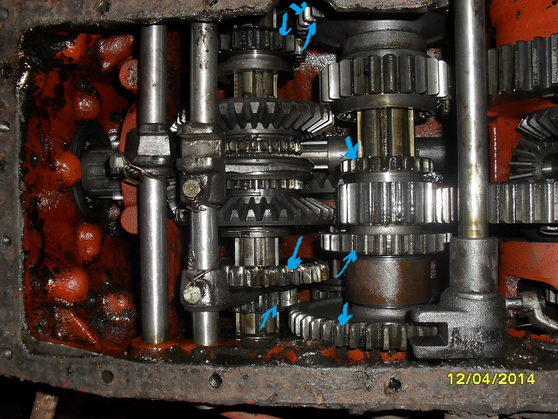 Фото процесса смазки деталей передней коробки Т-25